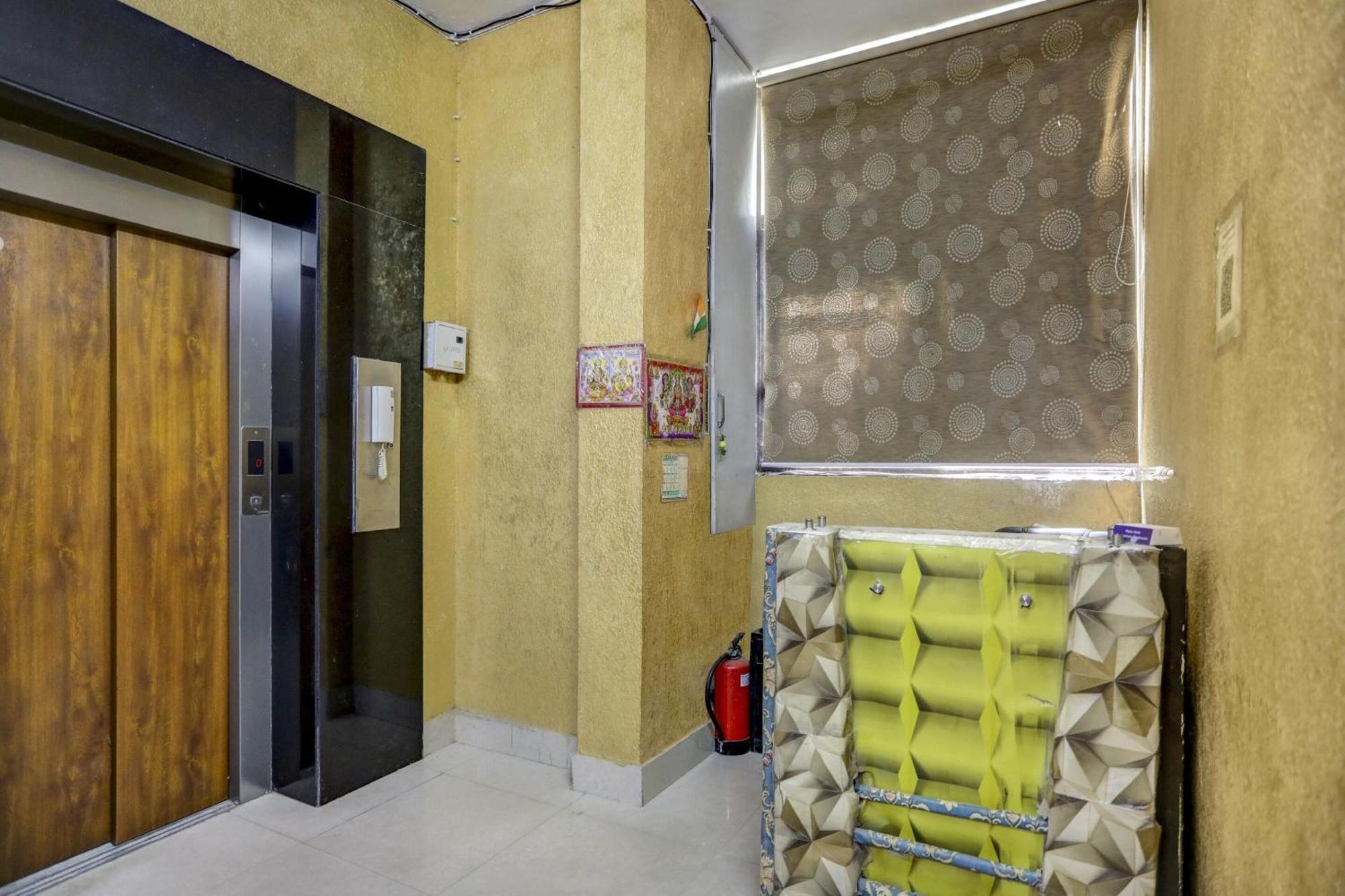 Hotel O Blissbourn New Delhi Bagian luar foto